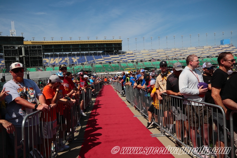 Fans lIne the drivers red carpet.JPG