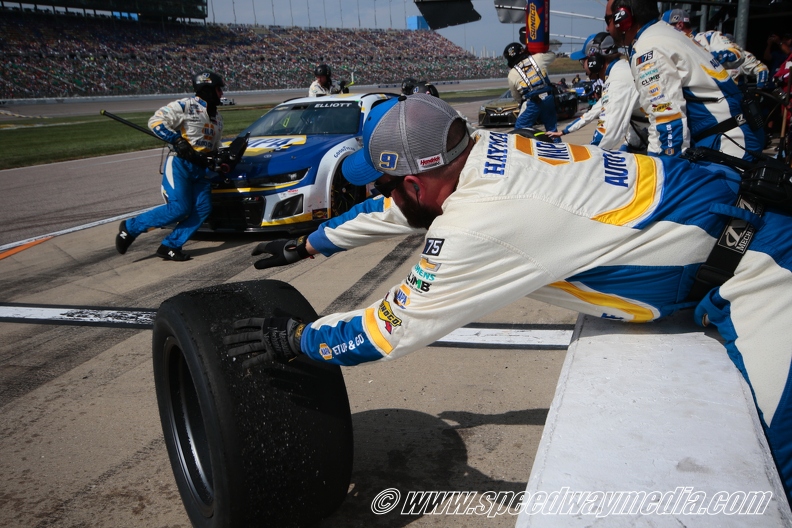 Chase Elliott pit crew grabs wheel.JPG