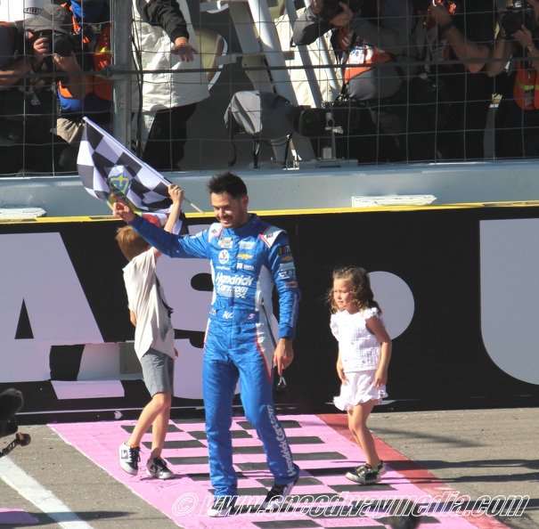 Kyle Larson celebrates South Point 400 victory with his children